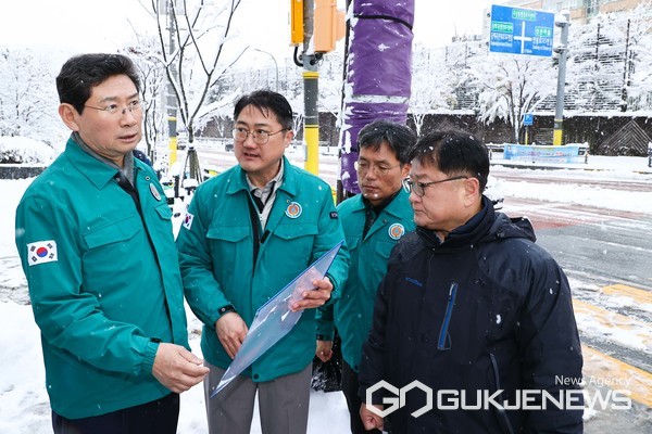 ▲이상일 용인시장은 27일 오후 기흥구 중동 중일초등학교 주변 도로 제설 현장을 찾아 제설 상황을 점검했다.(사진=용인시)