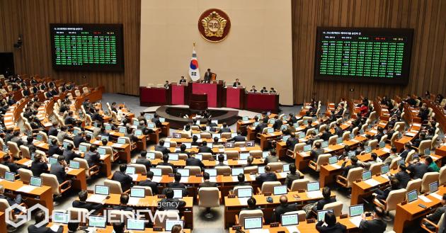 ▲국회는 2일 오후 전체회의를 열어 내년도 예산안을 상정하지 않고 민생법안 등을 처리하고 있다./사진=이용우 기자 