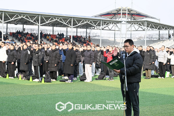 입영장정들이 '입영 장정 선서'를 실시하고 있다.(사진제공.육군)