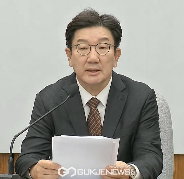 ▲권성동 국민의힘 원내대표는 7일 오전 국회에서 원내대책회의를 주재하며 사법시스템을 파괴해 온 당사자가 바로 이재명 대표라고 말하고 있다./사진=이용우 기자 